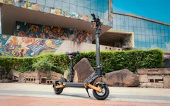 Zložljivi električni skuter